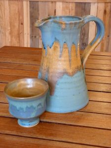 un pichet et ses verres au émaux de titane